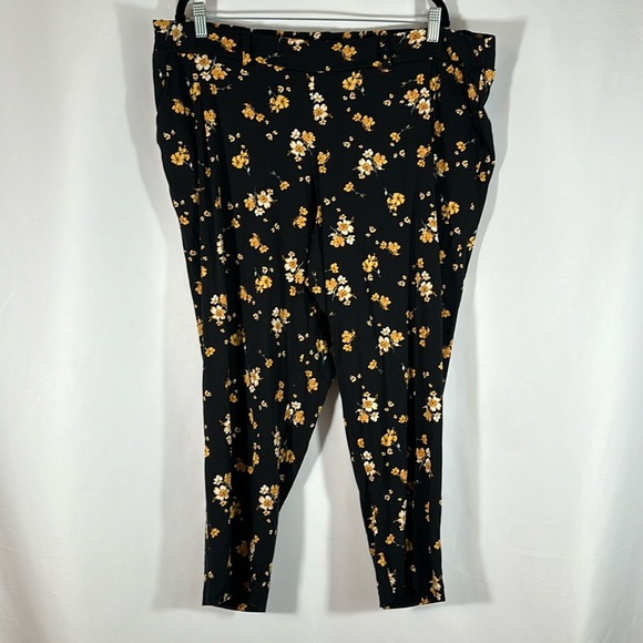 Torrid Black & Yellow Floral Paperbag Crop Pants - Picture 2 of 9
